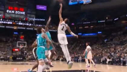 开云体育入口-这么不信邪？迪亚巴特转身勾手被文班大帽 再强攻被干扰造成24秒