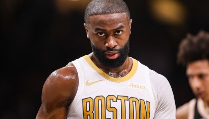 开云体育中国-夸张的得分能力！杰伦·布朗首节不到半节8中5 轰下12分3板