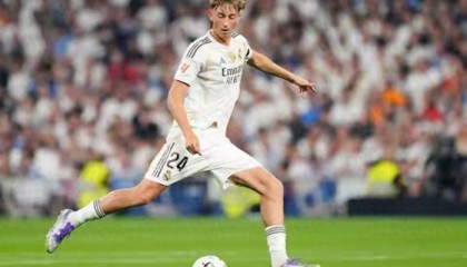 开云体育官网-6250万新援笑对队友担架？皇马这笔买卖到底亏不麻|圣地亚哥-伯纳乌足球场|皇家马德里|阿森西奥|赫伊森|球迷_新浪体育_新浪新闻