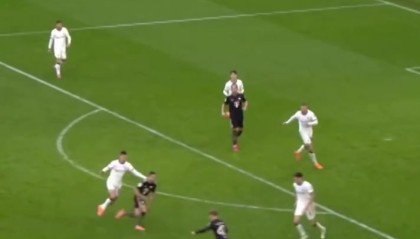 开云体育中国-榜样！德甲官方发视频：拜仁新星卡尔护腿板上为梅西晒球衣画面