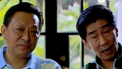 开云体育中国-阿德阿庆原来都是球迷！出席上海高中足球联赛，年近70又获新身份